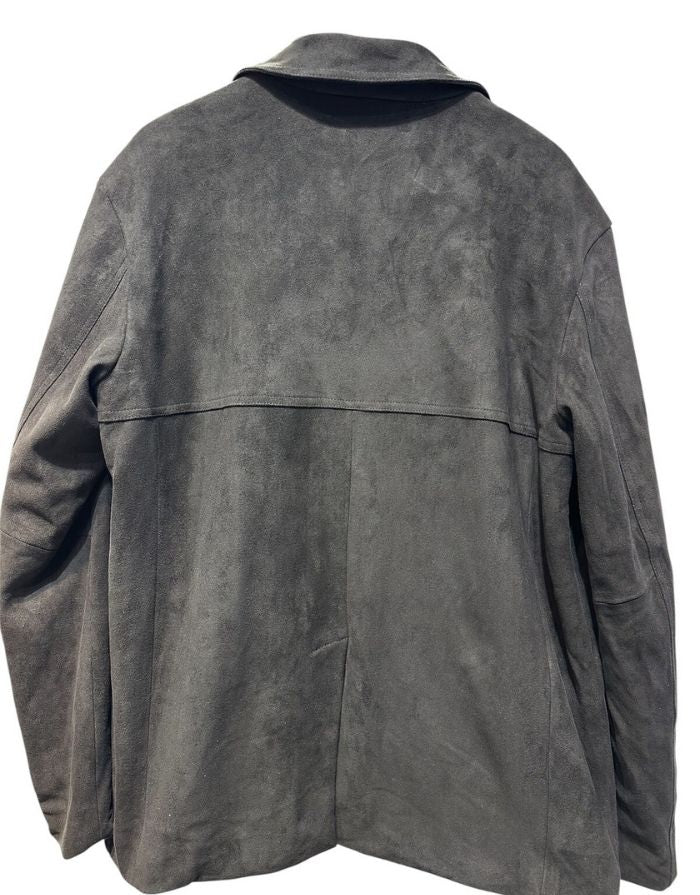 Oversize Blazer in schwarzer Wildlederoptik mit Reverskragen und Zweiknopfverschluss.
