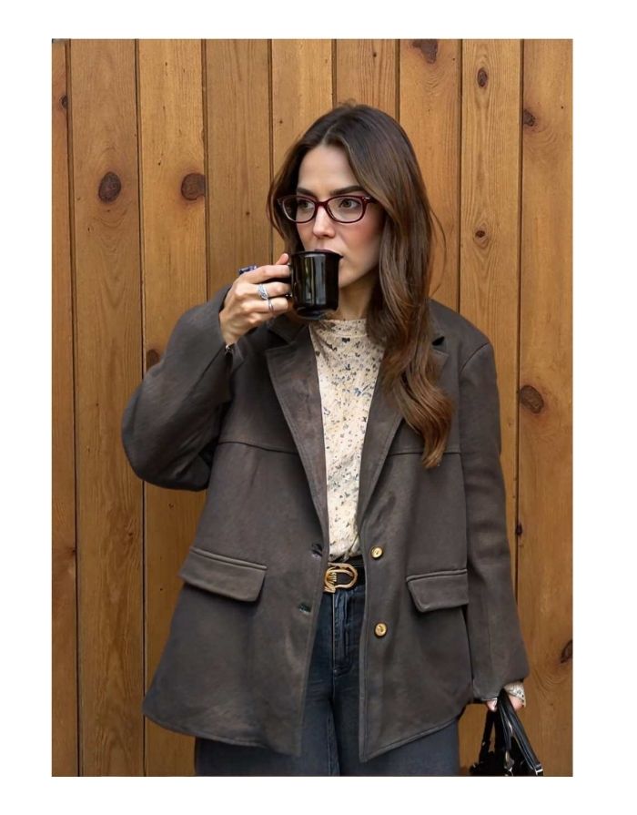 Oversize Blazer in schwarzer Wildlederoptik mit Reverskragen und Zweiknopfverschluss.