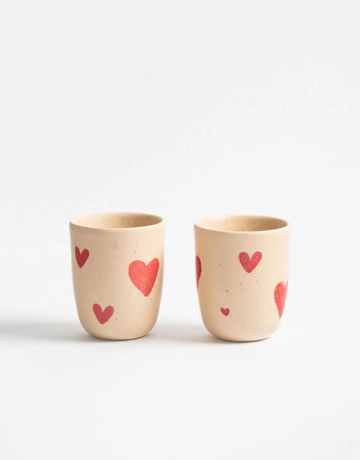 Handgemachte rosa Tasse mit Herzmotiv aus Steinzeug von Egg Back Home, 220 ml, mit individueller Glasur – spülmaschinenfest und mikrowellengeeignet.
