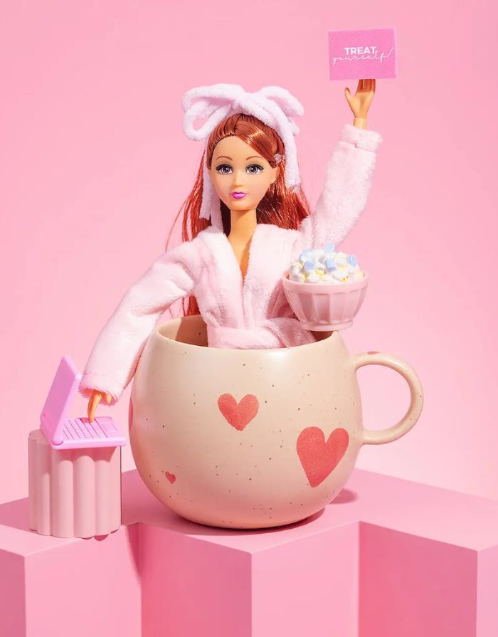 Großer, handgefertigter Becher mit Herzmotiv aus rosa glasiertem Steingut von Egg Back Home, 500 ml – einzigartiges Design mit glänzender Oberfläche.