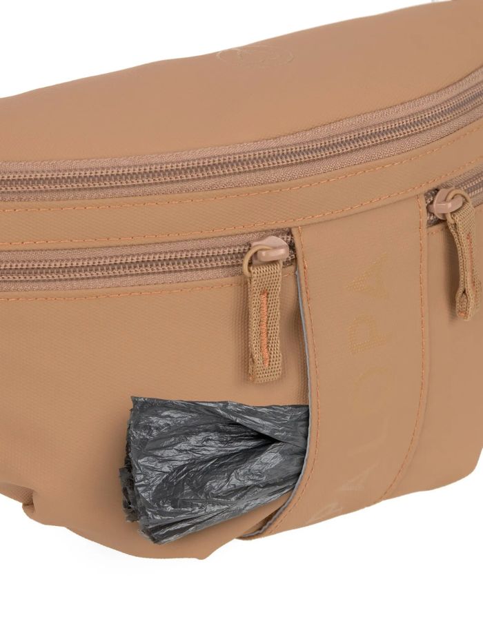 Leckerlitasche Emma in Almond von PALOPA – vielseitige Gassitasche mit Leckerlifach, Reißverschlussfach und Kotbeutelspender. Tragbar als Umhängetasche, Bauchtasche oder Schultertasche. Wetterfest & abwaschbar.