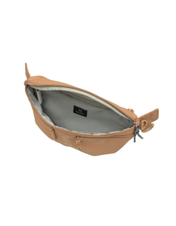 Leckerlitasche Emma in Almond von PALOPA – vielseitige Gassitasche mit Leckerlifach, Reißverschlussfach und Kotbeutelspender. Tragbar als Umhängetasche, Bauchtasche oder Schultertasche. Wetterfest & abwaschbar.
