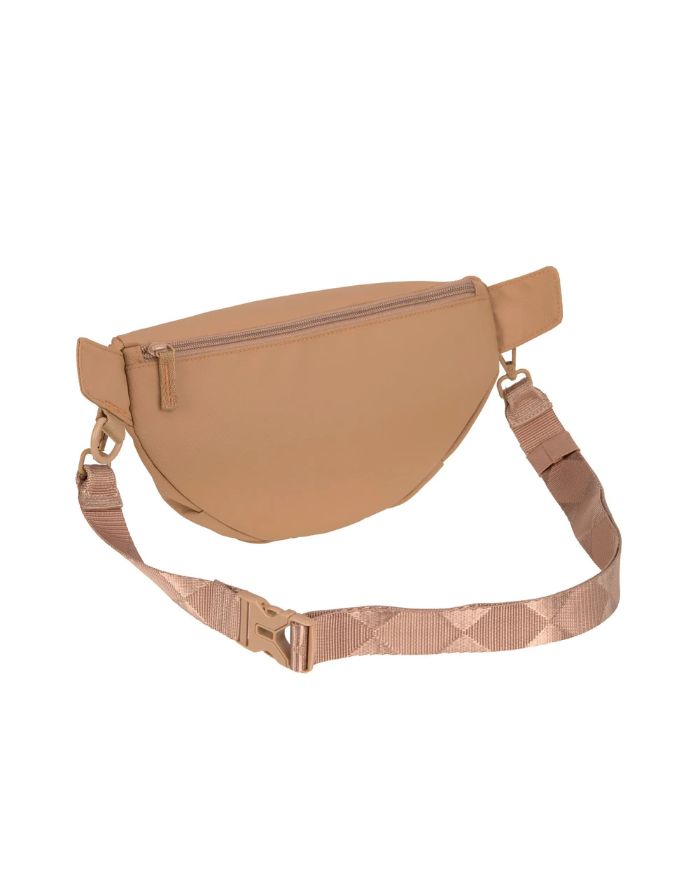 Leckerlitasche Emma in Almond von PALOPA – vielseitige Gassitasche mit Leckerlifach, Reißverschlussfach und Kotbeutelspender. Tragbar als Umhängetasche, Bauchtasche oder Schultertasche. Wetterfest & abwaschbar.