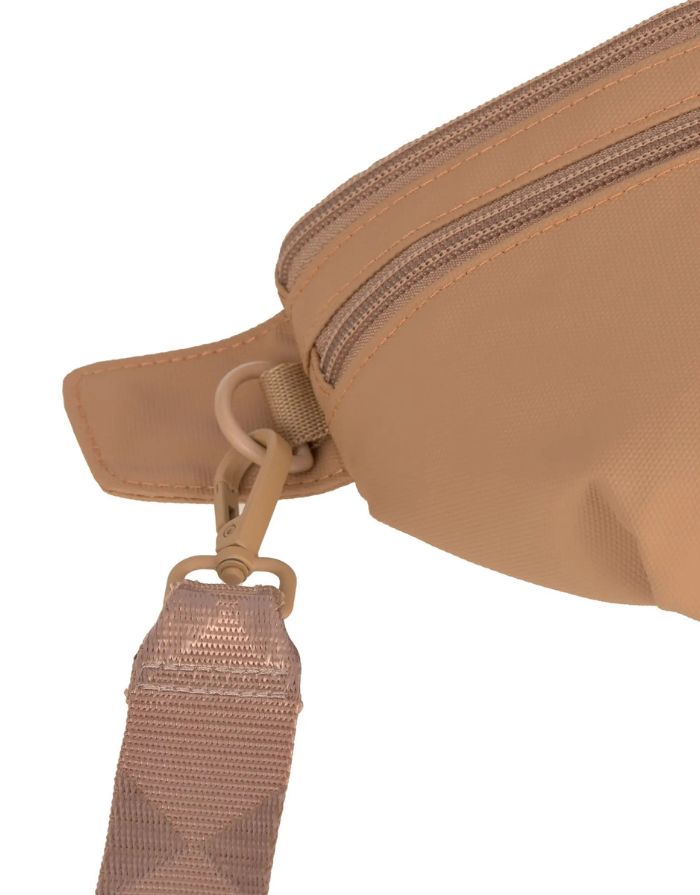 Leckerlitasche Emma in Almond von PALOPA – vielseitige Gassitasche mit Leckerlifach, Reißverschlussfach und Kotbeutelspender. Tragbar als Umhängetasche, Bauchtasche oder Schultertasche. Wetterfest & abwaschbar.