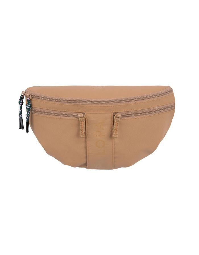 Leckerlitasche Emma in Almond von PALOPA – vielseitige Gassitasche mit Leckerlifach, Reißverschlussfach und Kotbeutelspender. Tragbar als Umhängetasche, Bauchtasche oder Schultertasche. Wetterfest & abwaschbar.