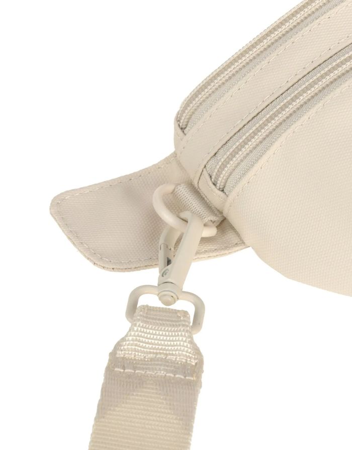 Leckerlibeutel Emma in Creme – vielseitige Bauchtasche für Hundebesitzer:innen mit Leckerlifach, Kotbeutelspender und Reißverschlussfach. Wasserabweisend, pflegeleicht und nachhaltig gefertigt aus recyceltem Polyester.