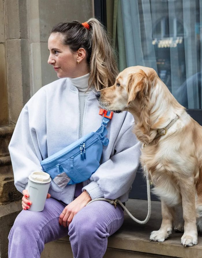 Leckerlitasche Emma in Sky Blue – multifunktionale Bauchtasche für Hundebesitzer:innen mit Leckerlifach, Reißverschlussfach und Kotbeutelspender. Wasserabweisend, abwaschbar und nachhaltig gefertigt aus recyceltem Polyester.