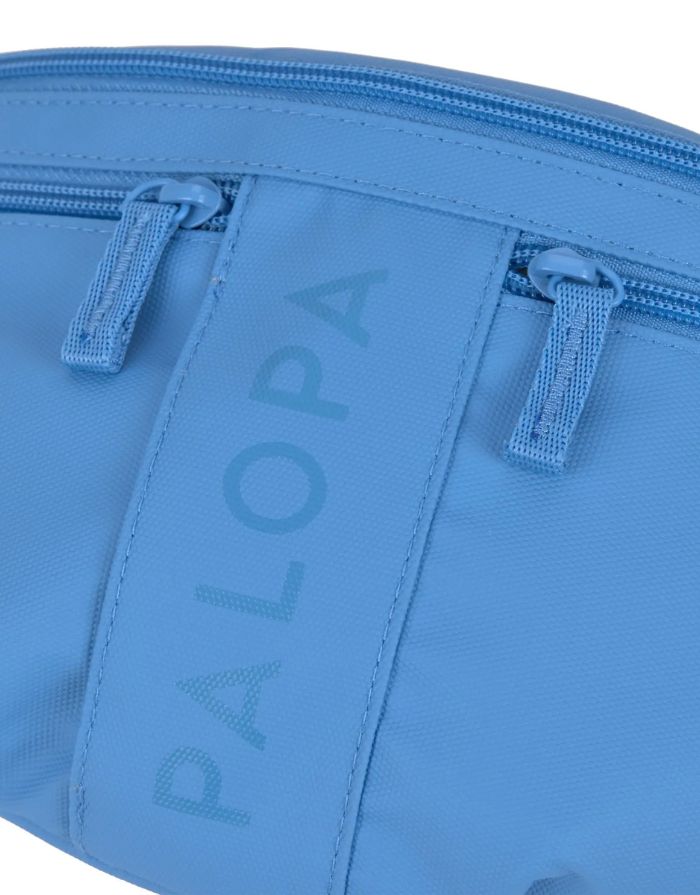 Leckerlitasche Emma in Sky Blue – multifunktionale Bauchtasche für Hundebesitzer:innen mit Leckerlifach, Reißverschlussfach und Kotbeutelspender. Wasserabweisend, abwaschbar und nachhaltig gefertigt aus recyceltem Polyester.