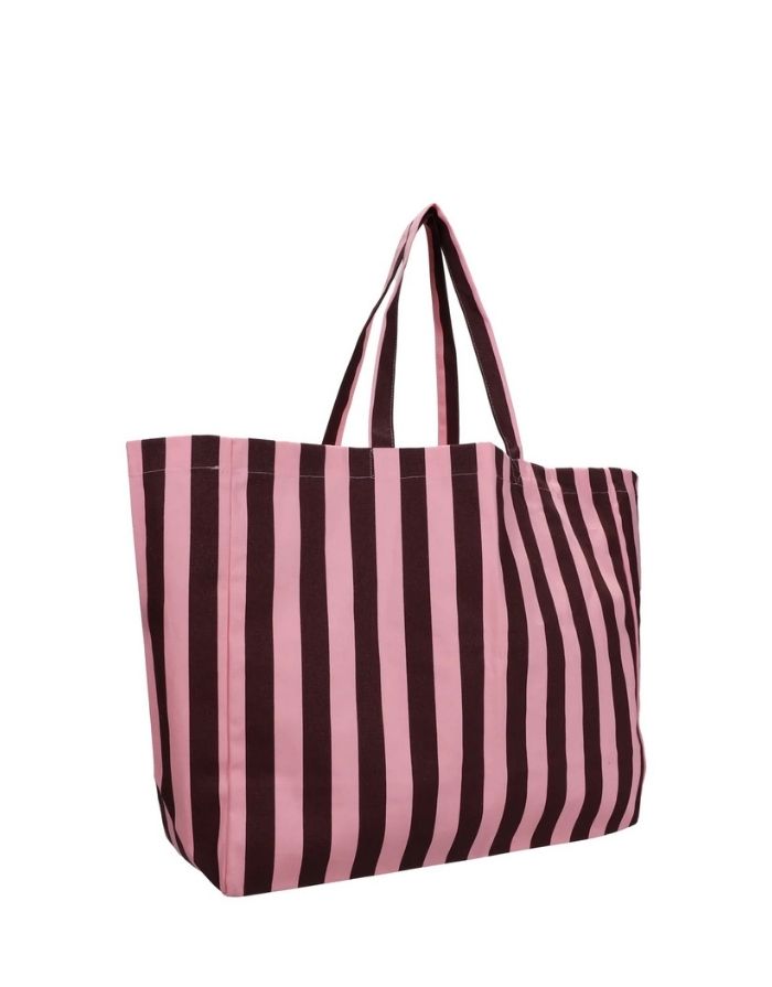Geräumige Beachbag von Kado Design mit Streifenmuster in Puderrosa und Schokolade aus robuster Baumwolle – ideal für Strand, Urlaub und Freizeit.