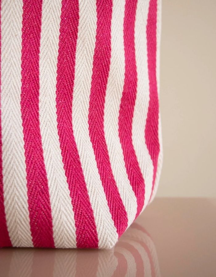  Baumwollbeutel von Kado Design mit Streifenmuster in Natur und Pink aus robuster Herringbone-Baumwolle.
