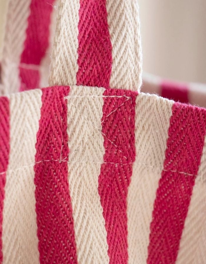  Baumwollbeutel von Kado Design mit Streifenmuster in Natur und Pink aus robuster Herringbone-Baumwolle.