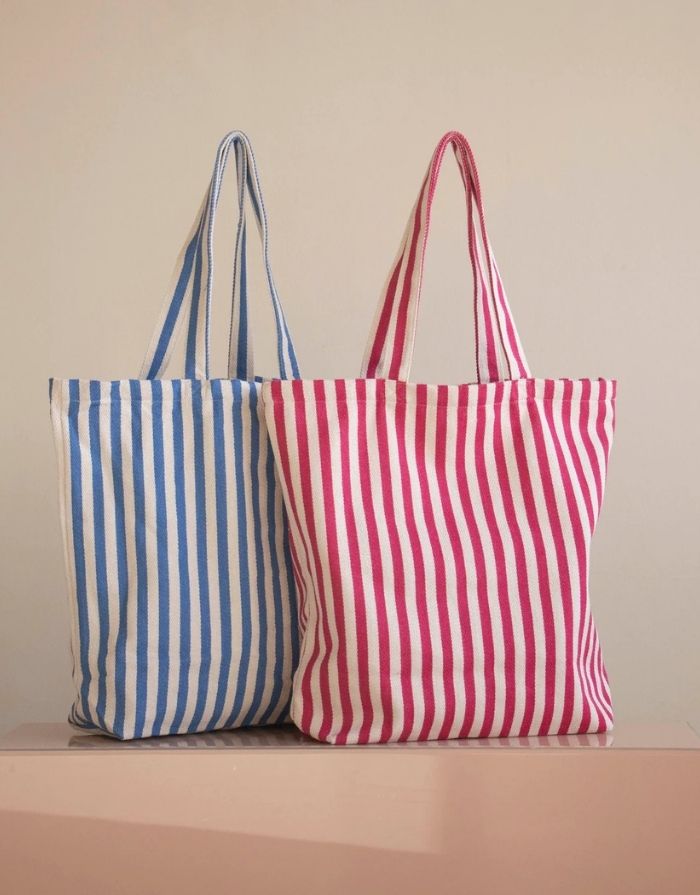  Baumwollbeutel von Kado Design mit Streifenmuster in Natur und Pink aus robuster Herringbone-Baumwolle.