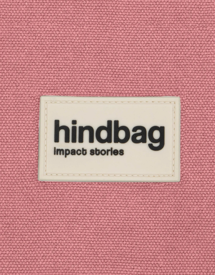 Hindbag Fanny Pack Olivia in Blush aus GOTS-zertifizierter Bio-Baumwolle mit verstellbarem Schultergurt. Label view. 