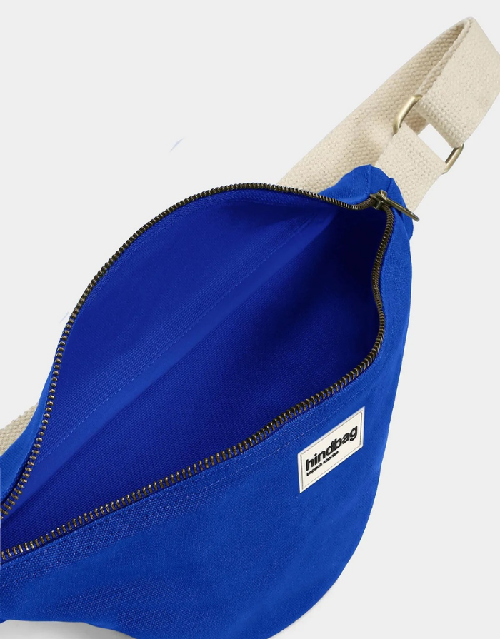 Hindbag Fanny Pack Olivia in Electric Blue aus GOTS-zertifizierter Bio-Baumwolle mit verstellbarem Schultergurt. Details view.