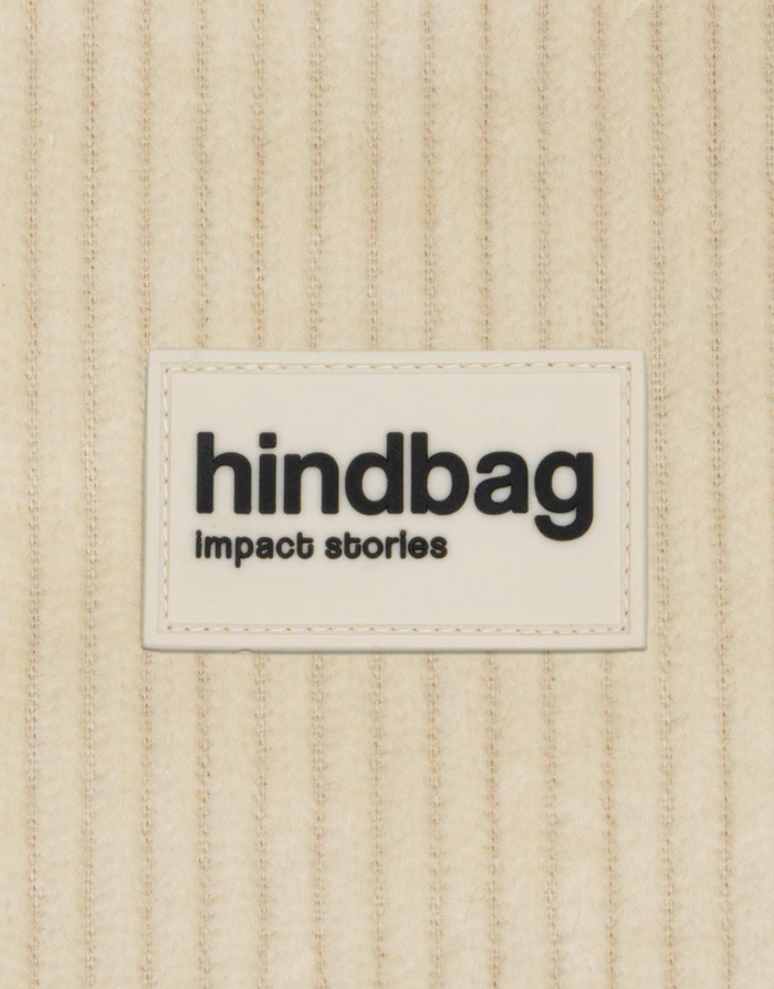 Hindbag Fanny Pack Olivia in Kord Beige aus GOTS-zertifizierter Bio-Baumwolle mit verstellbarem Schultergurt. Label view.