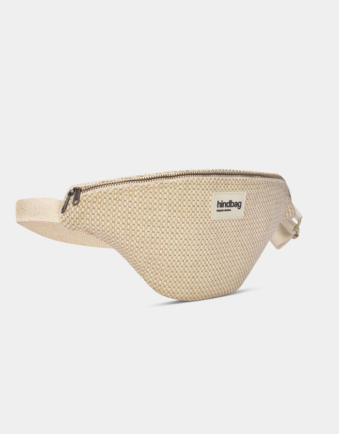 Hindbag Fanny Pack Olivia in Naturweiß Geflecht aus GOTS-zertifizierter Bio-Baumwolle mit verstellbarem Schultergurt. Side view
