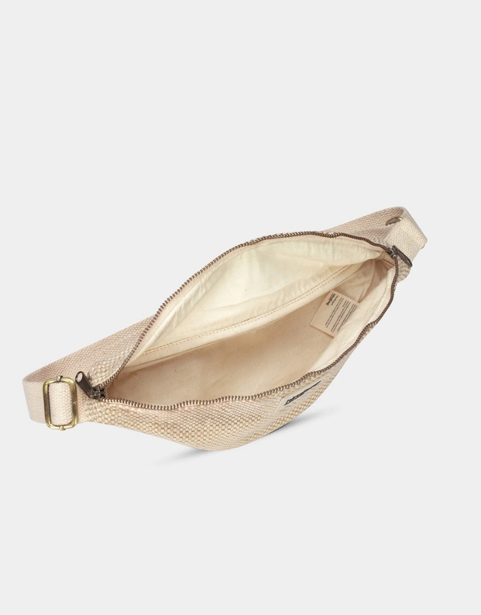 Hindbag Fanny Pack Olivia in Naturweiß Geflecht aus GOTS-zertifizierter Bio-Baumwolle mit verstellbarem Schultergurt. Details view