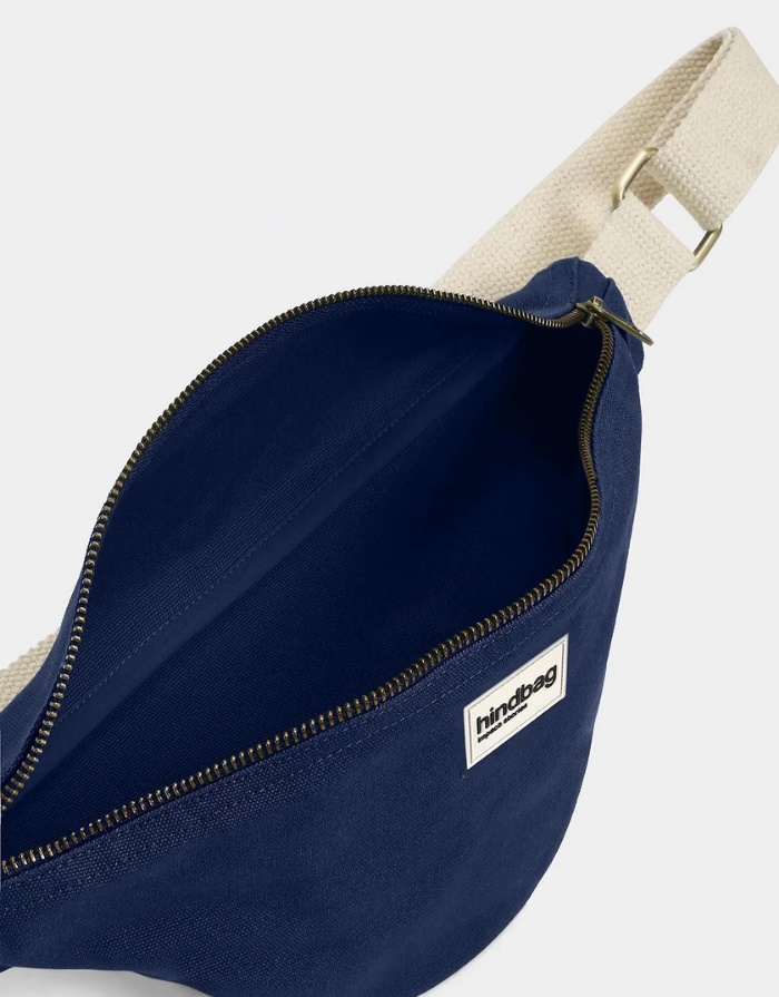 Hindbag Fanny Pack Olivia in Navy aus GOTS-zertifizierter Bio-Baumwolle mit verstellbarem Schultergurt. Details view