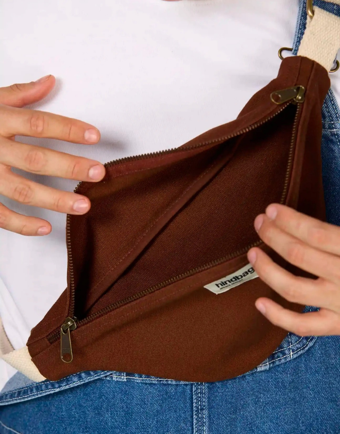 Hindbag Fanny Pack Olivia in Schokolade aus GOTS-zertifizierter Bio-Baumwolle mit verstellbarem Schultergurt. Details view.