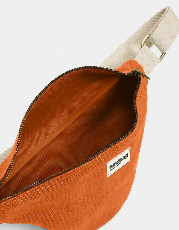 Hindbag Fanny Pack Olivia in Siena aus GOTS-zertifizierter Bio-Baumwolle mit verstellbarem Schultergurt. Details view.