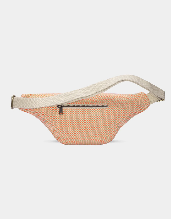 Hindbag Fanny Pack Sofia XL in Koralle aus GOTS-zertifizierter Bio-Baumwolle mit zwei Reißverschluss-Außentaschen und verstellbarem Schultergurt. Rückseite