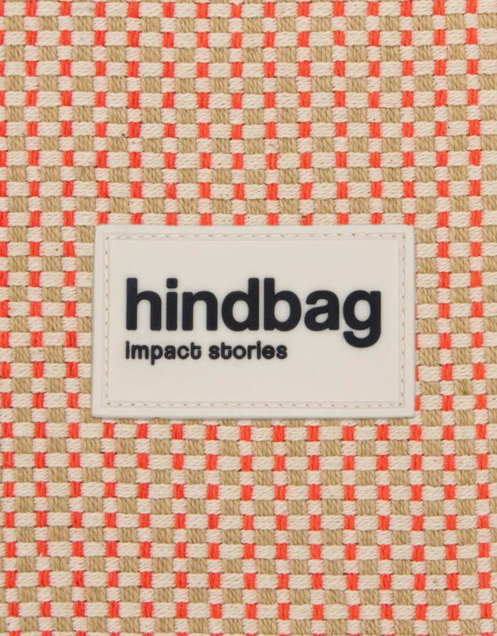 Hindbag Fanny Pack Sofia XL in Koralle aus GOTS-zertifizierter Bio-Baumwolle mit zwei Reißverschluss-Außentaschen und verstellbarem Schultergurt. Label view