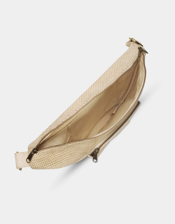 Hindbag Fanny Pack Sofia XL in Naturweiß Geflecht aus GOTS-zertifizierter Bio-Baumwolle mit zwei Reißverschluss-Außentaschen und verstellbarem Schultergurt. Details view