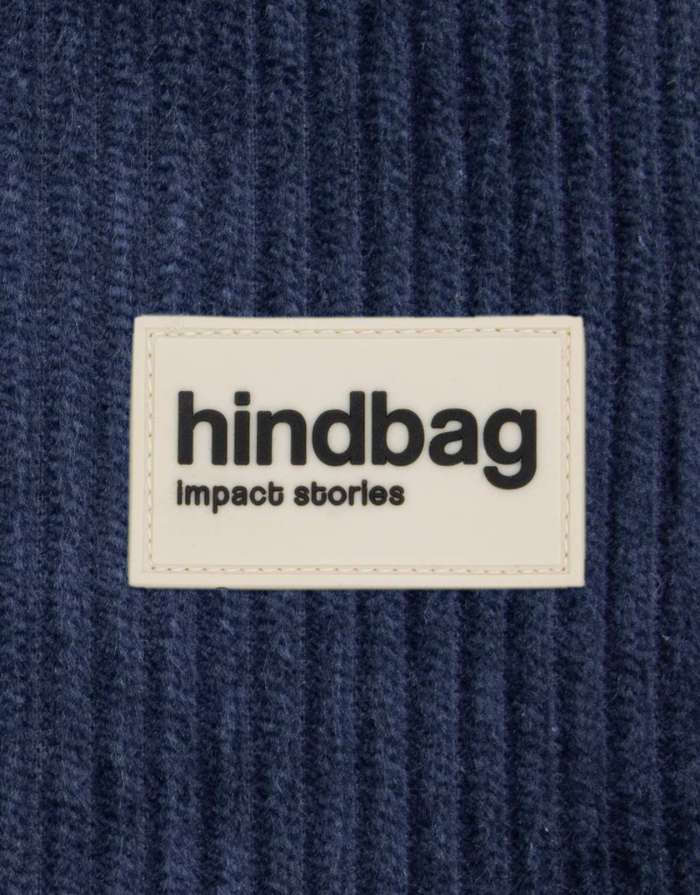 Hindbag Geldbeutel Lili Cord in Marineblau aus GOTS-zertifizierter Bio-Baumwolle mit Reißverschluss. Label view
