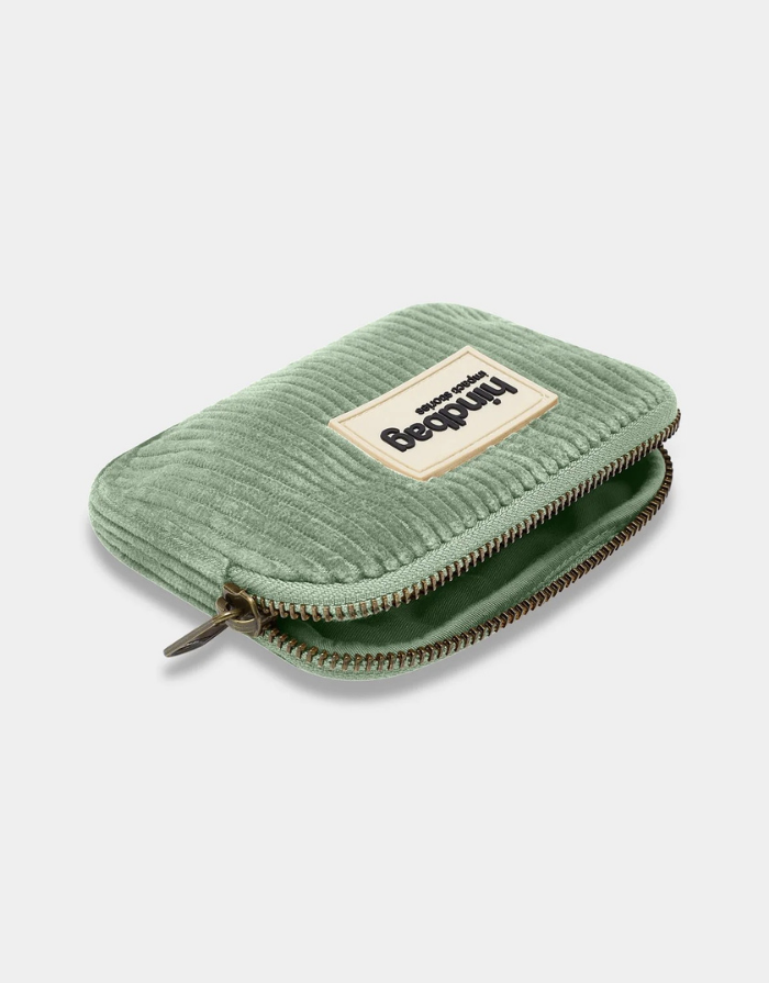 Hindbag Geldbeutel Lili Cord in Tannengrün aus GOTS-zertifizierter Bio-Baumwolle mit Reißverschluss. Detail view