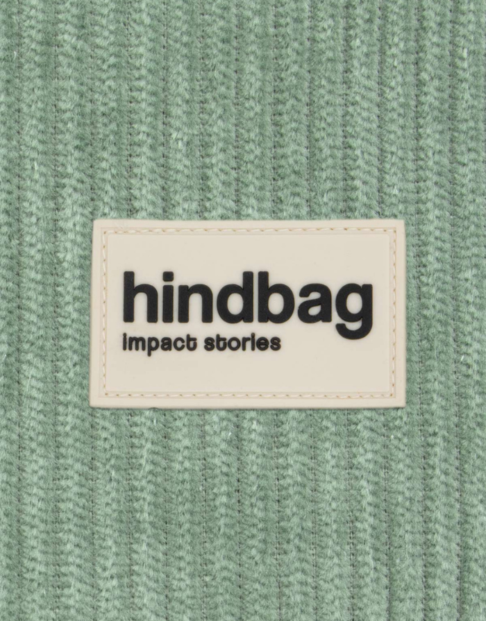 Hindbag Geldbeutel Lili Cord in Tannengrün aus GOTS-zertifizierter Bio-Baumwolle mit Reißverschluss. Label view