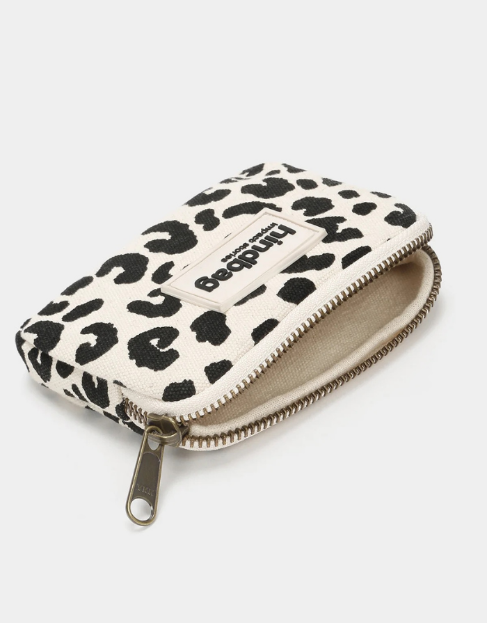 Hindbag Geldbeutel Lili Leo Écru aus GOTS-zertifizierter Bio-Baumwolle mit Leopardenmuster und Reißverschluss. Details view