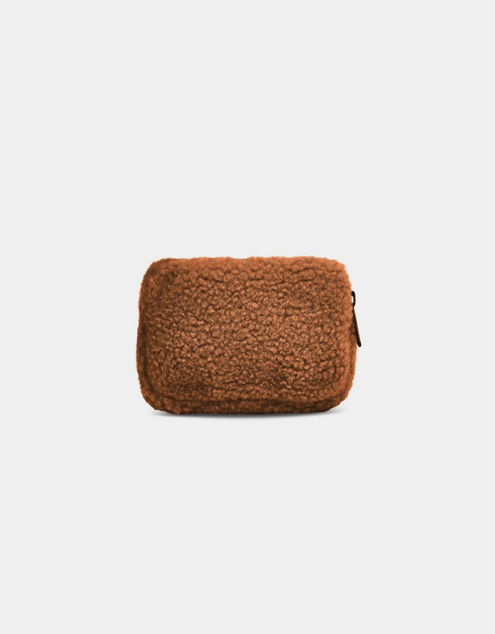 Hindbag Geldbeutel Lili in Braun aus GRS-zertifiziertem Teddy-Material mit Reißverschluss. Rückseite