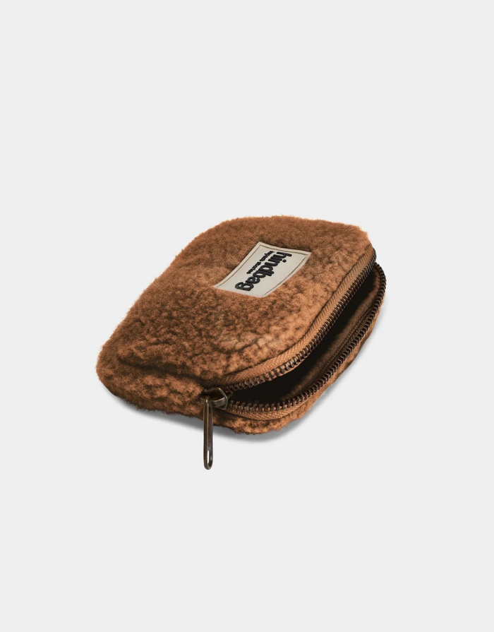 Hindbag Geldbeutel Lili in Braun aus GRS-zertifiziertem Teddy-Material mit Reißverschluss. Details view