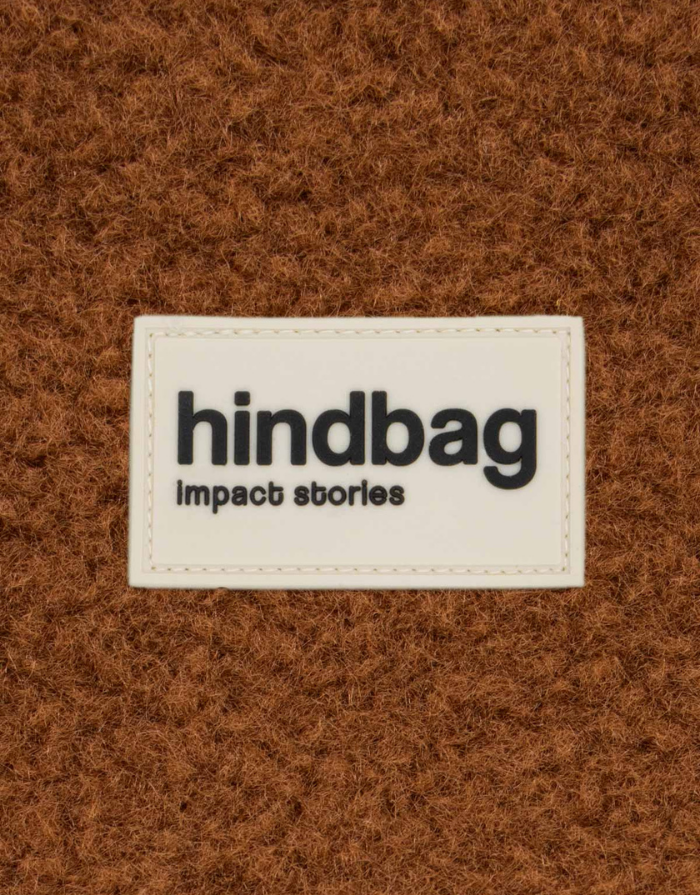 Hindbag Geldbeutel Lili in Braun aus GRS-zertifiziertem Teddy-Material mit Reißverschluss. Label view