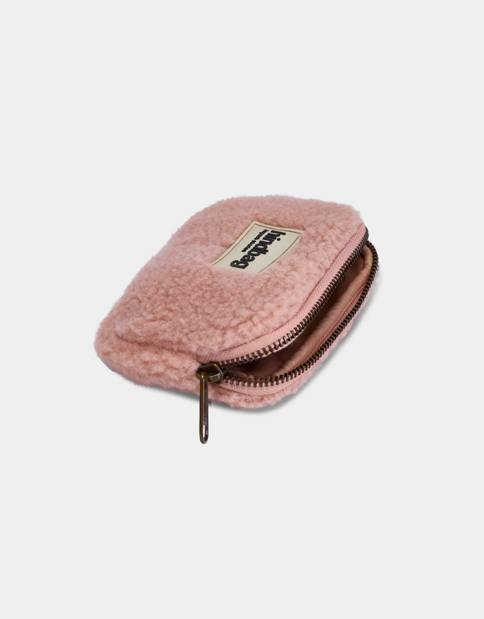 Hindbag Geldbeutel Lili in Puderrosa aus GRS-zertifiziertem Teddy-Material mit Reißverschluss. Details view