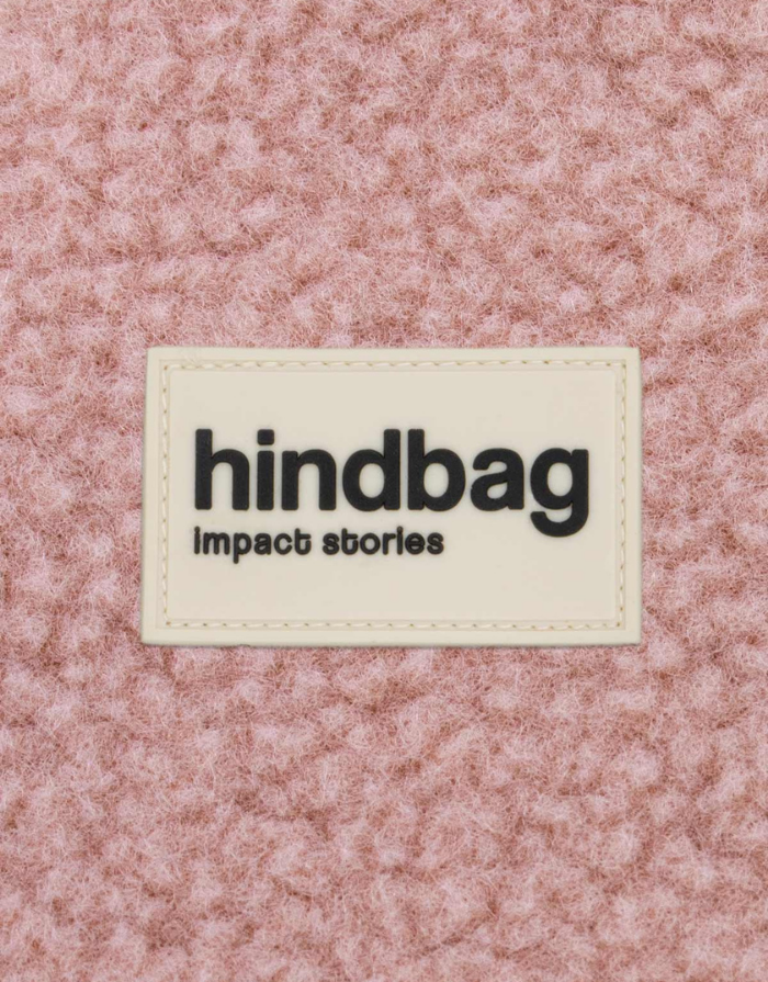 Hindbag Geldbeutel Lili in Puderrosa aus GRS-zertifiziertem Teddy-Material mit Reißverschluss. Label view