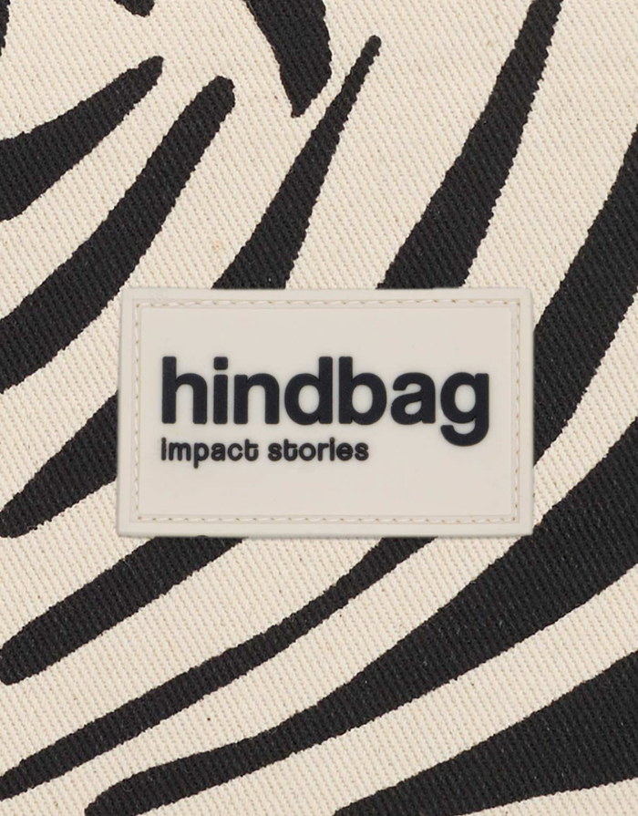  Hindbag Geldbeutel Lili Zebra Écru aus GOTS-zertifizierter Bio-Baumwolle mit Zebramuster und Reißverschluss. Label view
