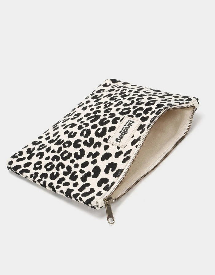 Kosmetiktasche Ema von Hindbag in Leo/Ecru – Detailansicht gemustertes Innenfutter, handgefertigt