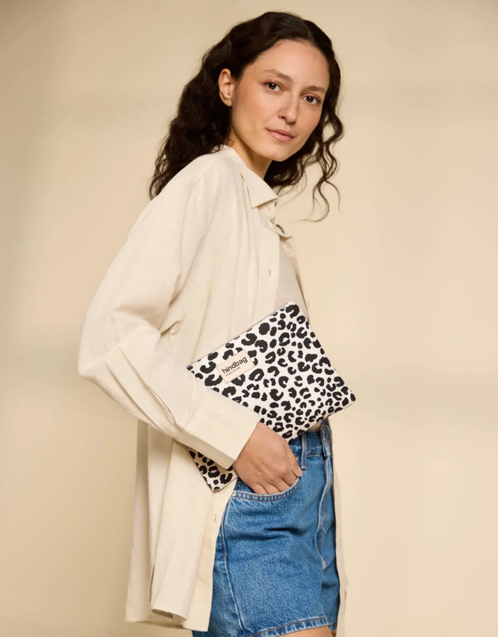 Hindbag Ema Kosmetiktasche Leo/Ecru – Styling-Ansicht mit Alltagsgegenständen