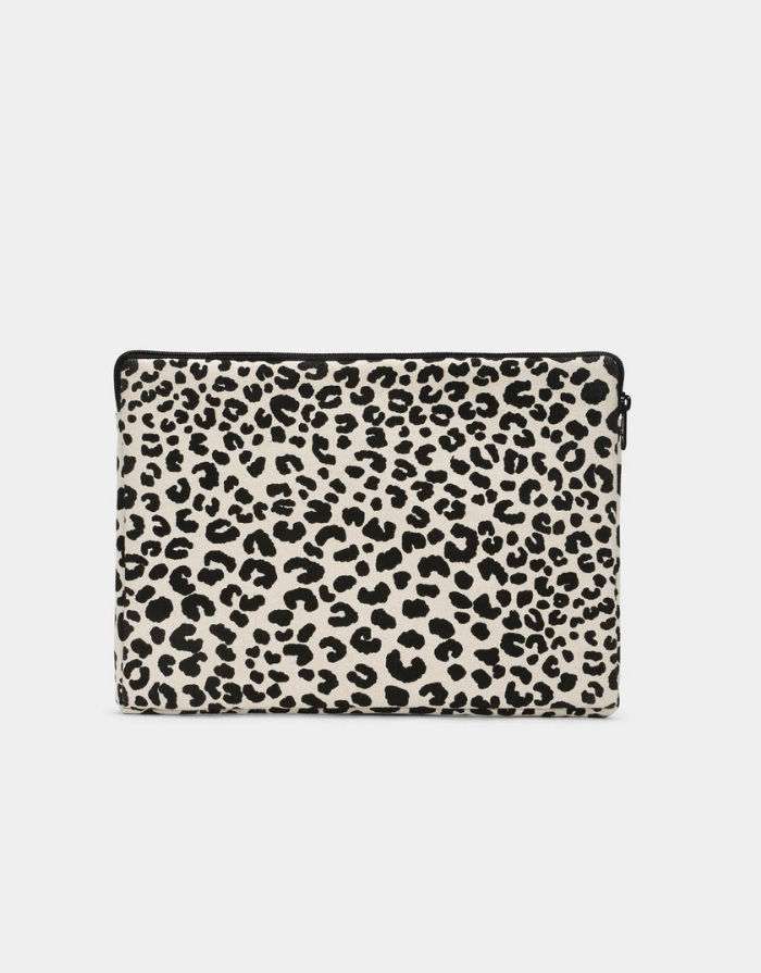 Hindbag Laptophülle Ava M Leo Écru aus GOTS-zertifizierter Bio-Baumwolle mit Leopardenmuster und stoßdämpfender Polsterung