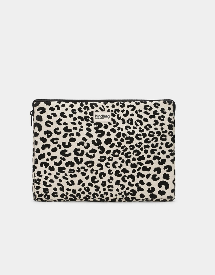 Hindbag Laptophülle Ava M Leo Écru aus GOTS-zertifizierter Bio-Baumwolle mit Leopardenmuster und stoßdämpfender Polsterung