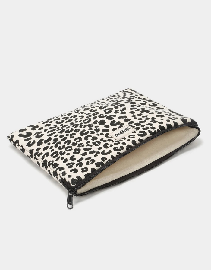 Hindbag Laptophülle Ava M Leo Écru aus GOTS-zertifizierter Bio-Baumwolle mit Leopardenmuster und stoßdämpfender Polsterung