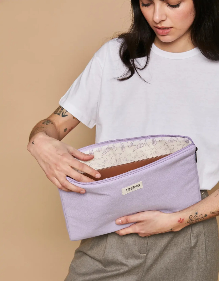Hindbag Laptophülle Ava S in Flieder aus GOTS-zertifizierter Bio-Baumwolle mit stoßdämpfender Polsterung