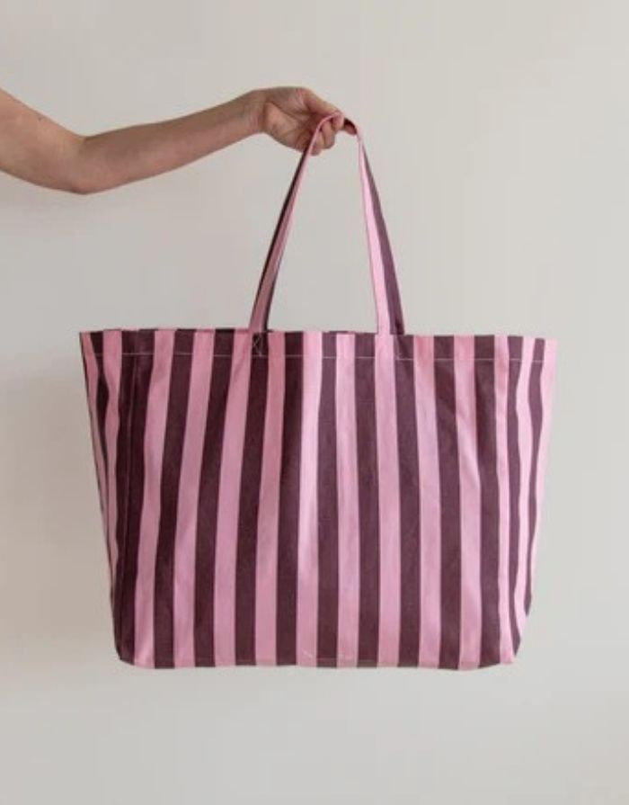 Geräumige Beachbag von Kado Design mit Streifenmuster in Puderrosa und Schokolade aus robuster Baumwolle – ideal für Strand, Urlaub und Freizeit.