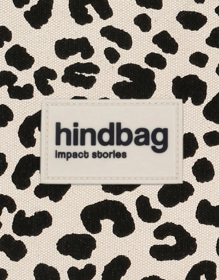 Hindbag Schlüsselanhänger Côme Leo Écru aus GOTS-zertifizierter Bio-Baumwolle mit Leopardenmuster und Reißverschlussfach. Label view