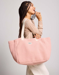  Hindbag Tasche Claude in Teddy Puderrosa aus GRS-zertifiziertem Teddy-Material mit Innentasche und Magnetverschluss
