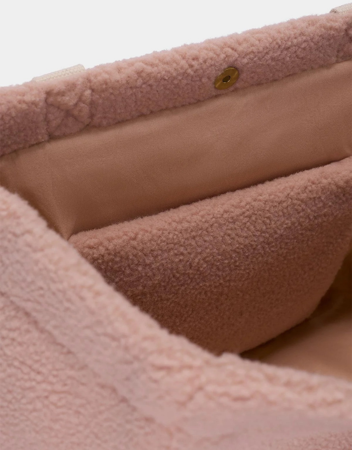  Hindbag Tasche Claude in Teddy Puderrosa aus GRS-zertifiziertem Teddy-Material mit Innentasche und Magnetverschluss