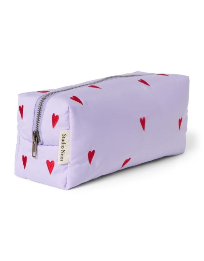 Studio Noos Kosmetiktasche Puffy Purple Hearts mit lila Herzmuster.