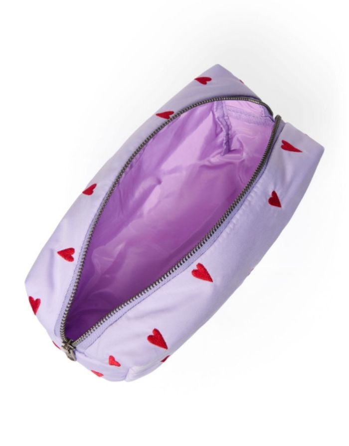 Studio Noos Kosmetiktasche Puffy Purple Hearts mit lila Herzmuster.
