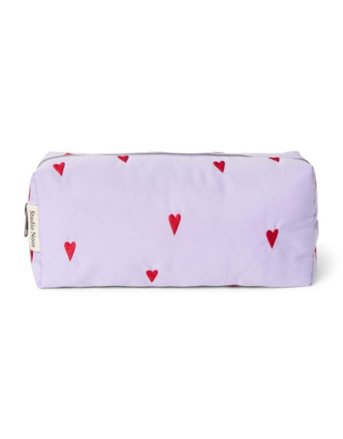 Studio Noos Kosmetiktasche Puffy Purple Hearts mit lila Herzmuster.
